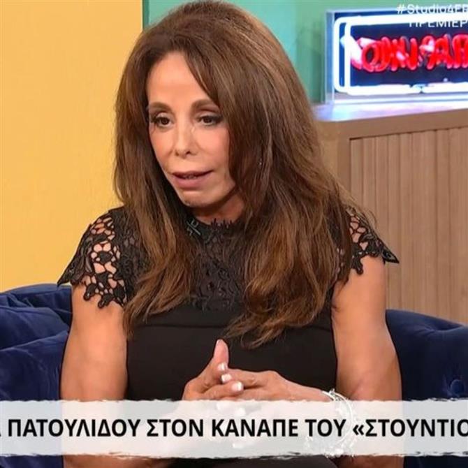 Βούλα Πατουλίδου: Η πρώτη εμφάνιση μετά τον θάνατο του συζύγου της - "Πριν 4μιση μήνες ξεκίνησε η περιπέτεια με τον καρκίνο"