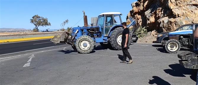 "Κομμένη στα δύο" η Κρήτη: Αγροτοκτηνοτρόφοι εφαρμόζουν μπλόκο επ’αόριστον στους δρόμους (βίντεο)