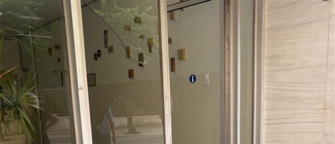 Αγρίνιο: Χτύπησε το κεφάλι της συντρόφου του σε τζαμαρία μετά από καβγά (εικόνες)