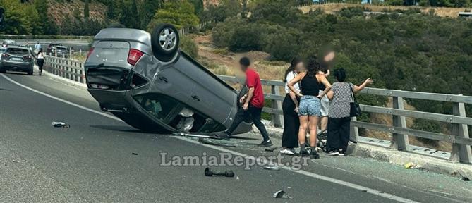 Φθιώτιδα: Αυτοκίνητο τούμπαρε στην εθνική οδό (εικόνες)