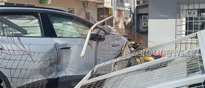 Κρήτη: Σφοδρό τροχαίο - Οδηγός προσέκρουσε σε σταθμευμένα αυτοκίνητα (εικόνες)
