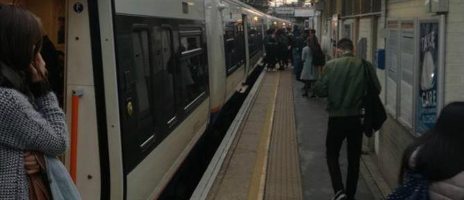 Λονδίνο: Ελεύθερος ο ένας ύποπτος για την επίθεση με μαχαίρι στο τρένο