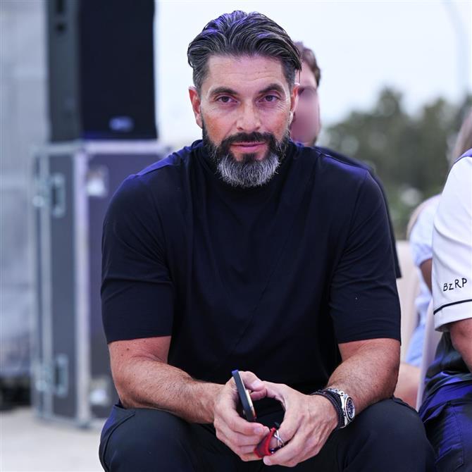 Σπύρος Μαρτίκας: Οι φωτογραφίες AI που δημοσίευσε με τον Παντελή Παντελίδη και η απάντηση στα αρνητικά σχόλια - "Που είδατε ασέβεια;"