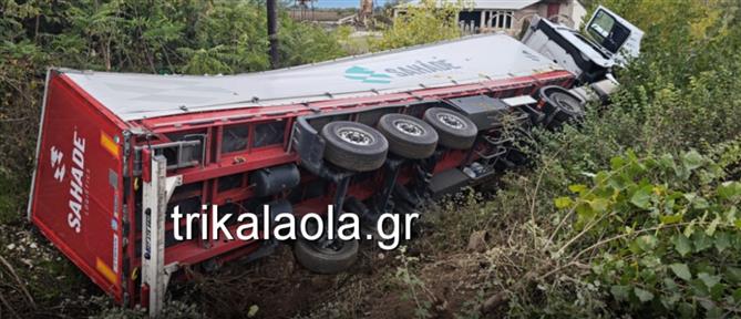 Τρίκαλα: Νταλίκα πέρασε στο αντίθετο ρεύμα και κατέληξε σε χαντάκι (βίντεο)