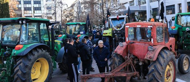 Λάρισα: Σε εξέλιξη η συγκέντρωση αγροτών στην Κεντρική Πλατεία της πόλης για τη δίκη δύο συναδέλφων τους