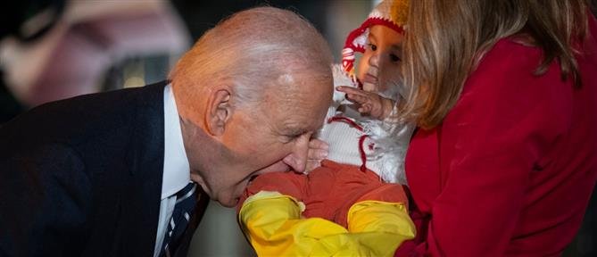 Halloween: Ο Μπάιντεν “δάγκωσε” μωρό που είχε ντυθεί κοτόπουλο (εικόνες)