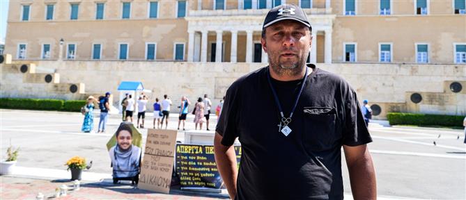 Τέμπη: Πατέρας θύματος κάνει απεργία πείνας και δίψας μπροστά στη Βουλή – Η ανάρτηση της Καρυστιανού
