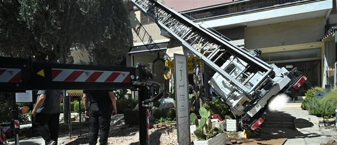 Γλυφάδα: Γερανός ανετράπη και κατέληξε σε καφετέρια - Από θαύμα δεν υπήρξαν τραυματίες