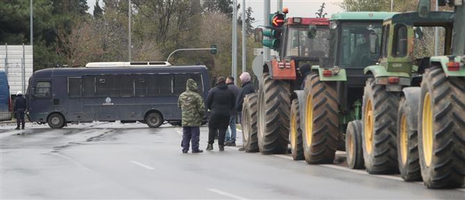Στα μπλόκα οι αγρότες  της Καρδίτσας και των Τρικάλων παρά τις αντίξοες καιρικές συνθήκες