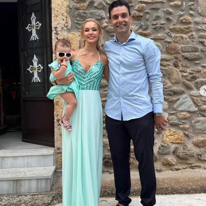 Γενέθλια για τον Γιώργο Τζαβέλλα: Οι τρυφερές ευχές της Βίκυς Κάβουρα & η οικογενειακή φωτογραφία