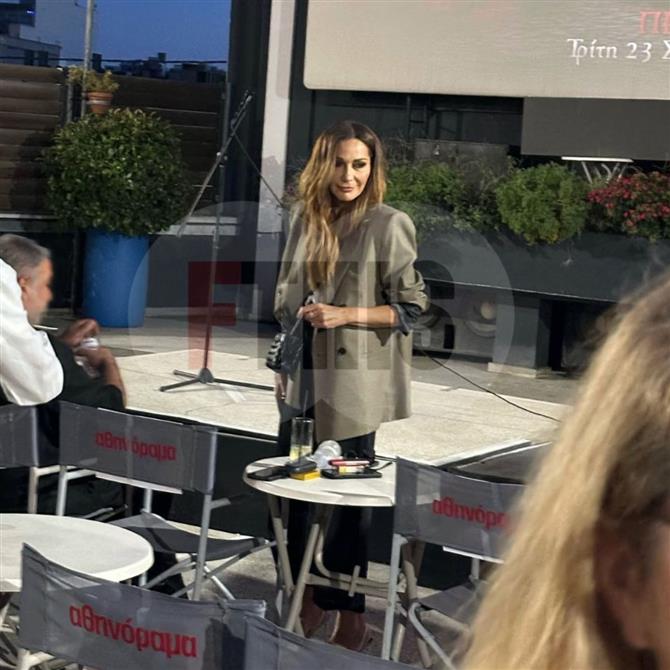 Δέσποινα Βανδή: Στο πλευρό του Βασίλη Μπισμπίκη σε εκδήλωση (Φωτογραφίες FTHIS)