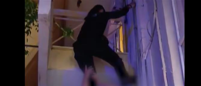 Καμίνια: Συνελήφθη η 19χρονη που άφησε τον 5χρονο αδελφό της μόνο στο σπίτι