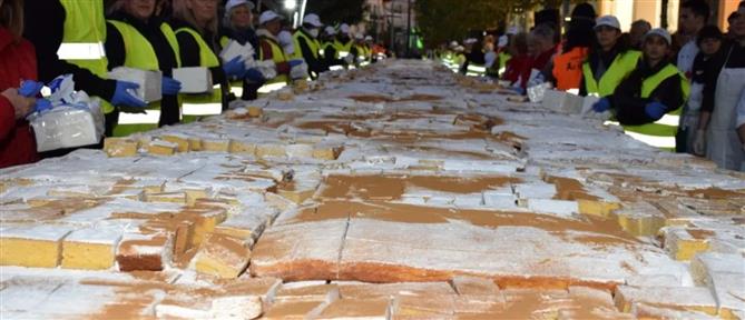 Περιστέρι: Βασιλόπιτα για Γκίνες - Ζυγίζει 10 τόνους και μοιράστηκε σε 70000 κομμάτια (εικόνες)