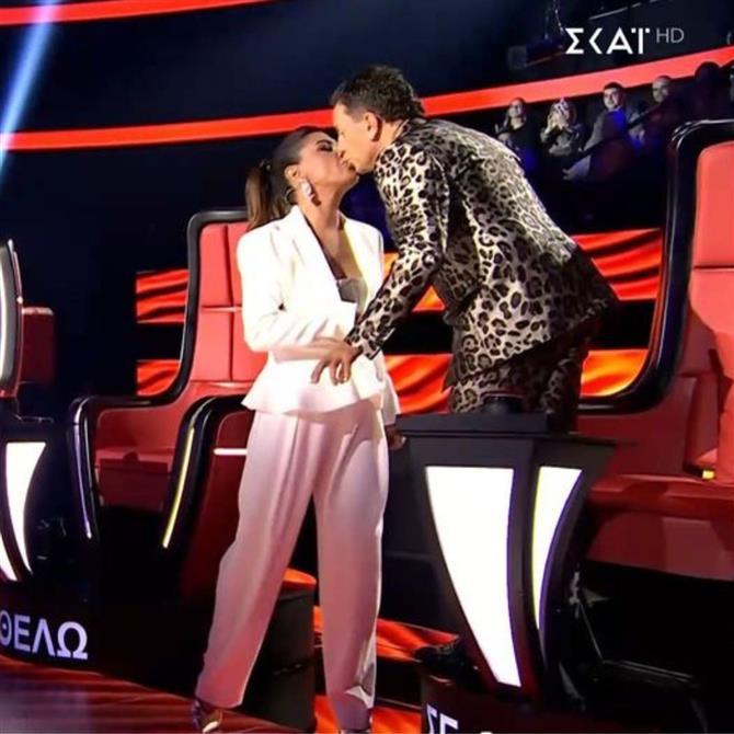 The Voice: Έλενα Παπαρίζου & Γιώργος Μαζωνάκης φιλήθηκαν on air!  "Θέλανε να φασωθούνε" είπε ο Χρήστος Μάστορας