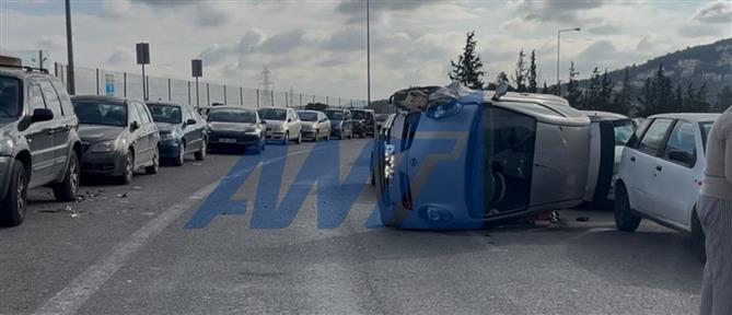 Τροχαίο έξω από τον Προαστιακό Παιανίας – Κάντζας: Αυτοκίνητο ανετράπη, μετά από σύγκρουση με σταθμευμένο όχημα