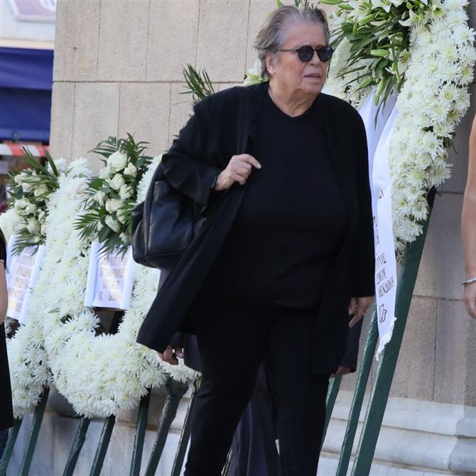 Κηδεία Διονύση Σαββόπουλου: "Λύγισε" η Δήμητρα Γαλάνη στον επικήδειο λόγο της - "Κατάφερες και μας έκανες όλους ποιητές και ενωμένους"