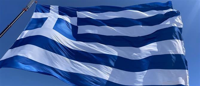 Ηράκλειο: Υψώθηκε σημαία των 1.440 τετραγωνικών μέτρων