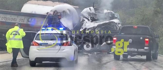 Ηγουμενίτσα: Τροχαίο με πλαγιομετωπική σύγκρουση δύο φορτηγών (Εικόνες)