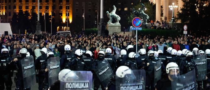 Τεταμένη η κατάσταση μπροστά από το κοινοβούλιο όπου πραγματοποιεί απεργία πείνας μητέρα θύματος της τραγωδίας στο Νόβι Σαντ