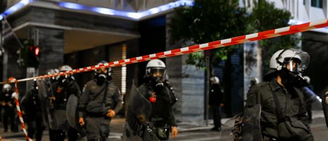 Εξάρχεια: Άγνωστοι έριξαν 5 μολότοφ κατά διμοιρίας των ΜΑΤ