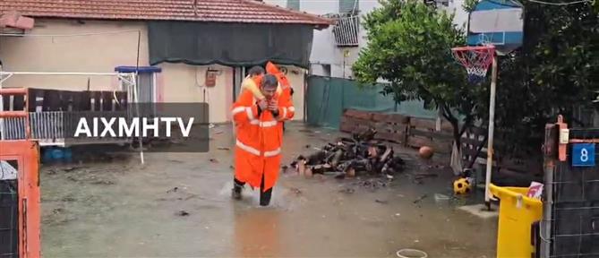 Κακοκαιρία – Μεσολόγγι: Η στιγμή που παιδί διασώζεται μέσα από πλημμυρισμένο σπίτι (βίντεο)