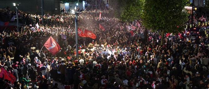 Η Άρσεναλ είναι πρωταθλήτρια Αγγλίας ξανά μετά από 22 χρόνια - Ξέφρενοι πανηγυρισμοί στο Λονδίνο (βίντεο)