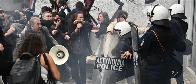 Επεισόδια με κρότου λάμψης και χημικά στην Πρωτοβάθμια Διεύθυνση Εκπαίδευσης στο Μεταξουργείο (εικόνες)