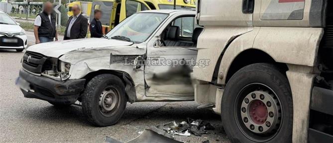 Λαμία: Αυτοκίνητο έπεσε σε σταθμευμένη νταλίκα λόγω ολισθηρότητας (βίντεο)