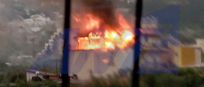 Φωτιά σε διώροφο σπίτι στην Πάτρα (βίντεο)