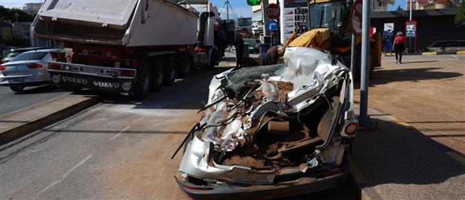 Τροχαίο Λεωφόρος Βάρης - Κορωπίου: Σοκάρουν οι εικόνες από το τροχαίο με την νταλίκα που μετέφερε άμμο