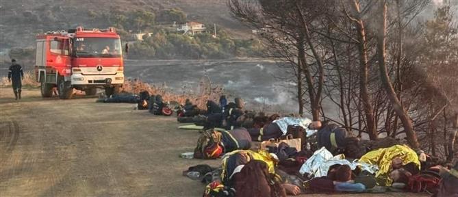 Φωτιές: Η viral φωτό με τους πυροσβέστες να κοιμούνται στο χώμα (εικόνες)