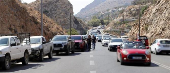 Ηράκλειο: Έκλεισαν τον ΒΟΑΚ οι αγροτοκτηνοτρόφοι – Μπλόκο διαμαρτυρίας (εικόνες)