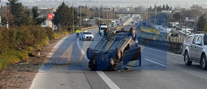 Ανατροπή ΙΧ στην εθνική οδό Θεσσαλονίκης - Μουδανιών με τραυματία έναν 20χρονο