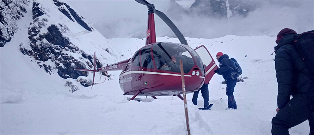 Νεπάλ: Εγκλωβισμένοι ορειβάτες από κομμάτι πάγου 30 μέτρων