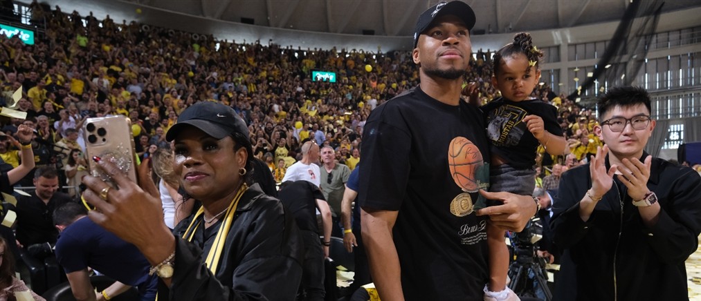 "Σείστηκε" το Αλεξάνδρειο με την εμφάνιση του Γιάννη Αντετοκούνμπο και της οικογένειάς του (βίντεο)