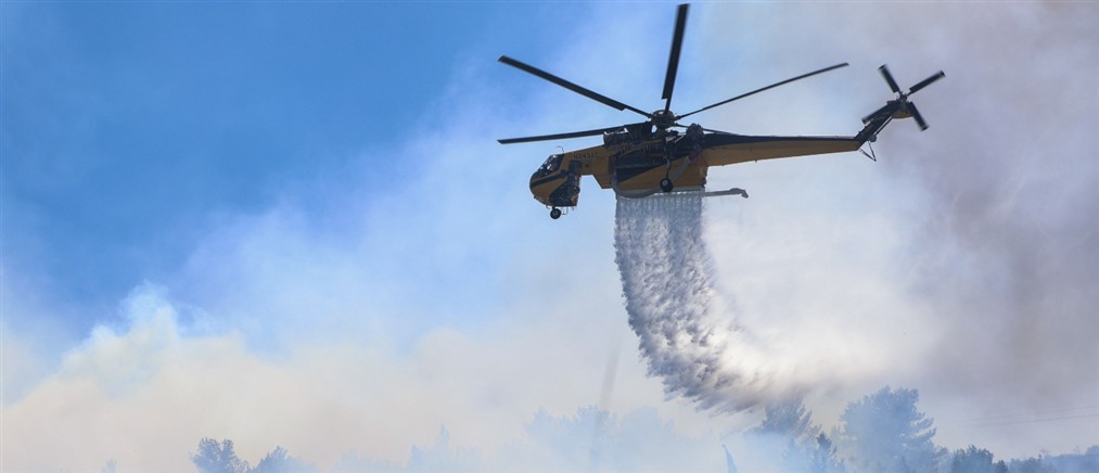 Φωτιά στην Καβάλα – επιχειρούν κι εναέρια μέσα