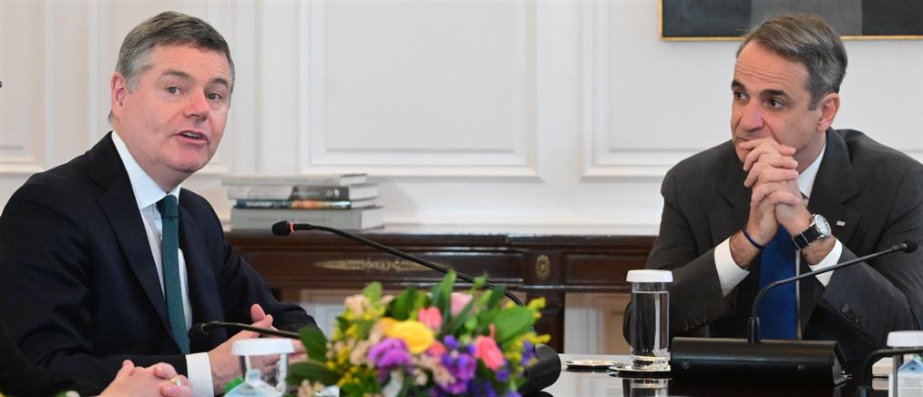 Ο Μητσοτάκης υποδέχθηκε τον Ντόναχιου στο Μέγαρο Μαξίμου