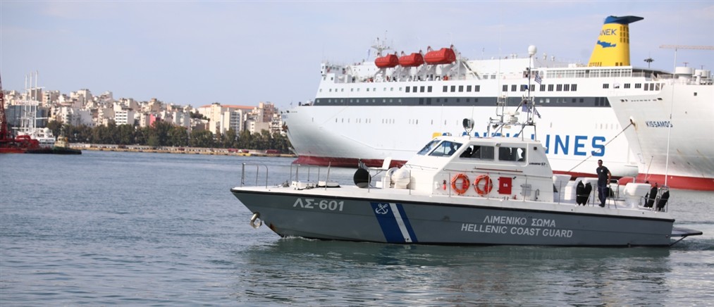 Αυτοκίνητο έπεσε στη θάλασσα στην πύλη Ε4 του Πειραιά