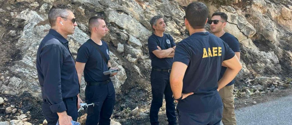 Αυτοψία από το κλιμάκιο της Διεύθυνσης Αντιμετώπισης Εγκλημάτων Εμπρησμού στο σημείο σύγκρουσης των δύο ελικόπτερων στην Ψάθα