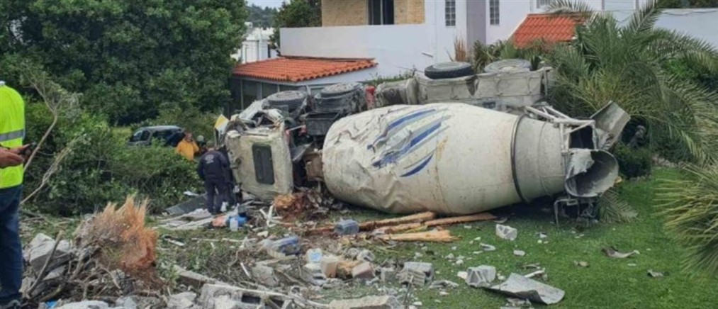 Παραλίγο τραγωδία στην Ρόδο:  Μπετονιέρα "εισέβαλε" σε αυλή σπιτιού από την οποία μόλις είχαν αποχωρήσει παιδιά που έπαιζαν