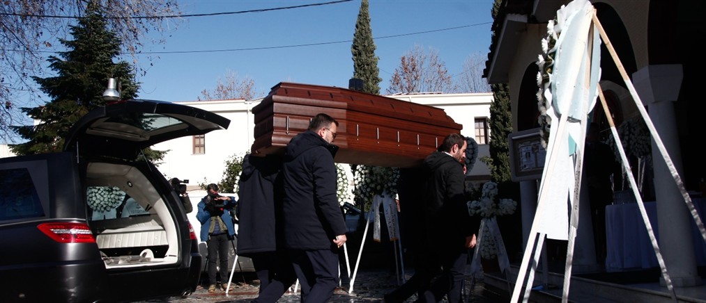 Τρίκαλα: "Βουβός" πόνος στην κηδεία της 44χρονης Ελένης Κατσάρα που έχασε τη ζωή της στη φονική έκρηξη