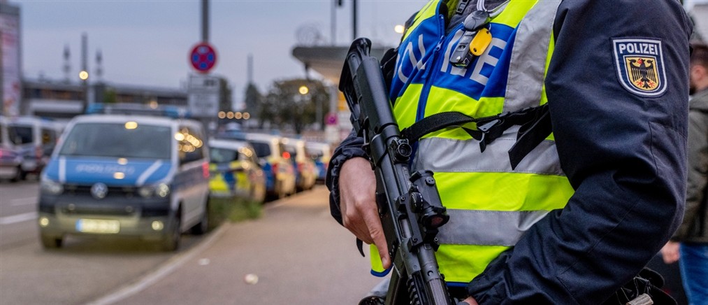 Σοκ στο Αμβούργο: Άνδρας άρπαξε γυναίκα και έπεσε μαζί της στις ράγες του μετρό