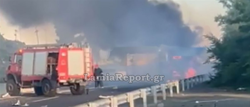 Φορτηγό ανετράπη και τυλίχθηκε στις φλόγες - Έκλεισε προσωρινά η Ε.Ο. (βίντεο)