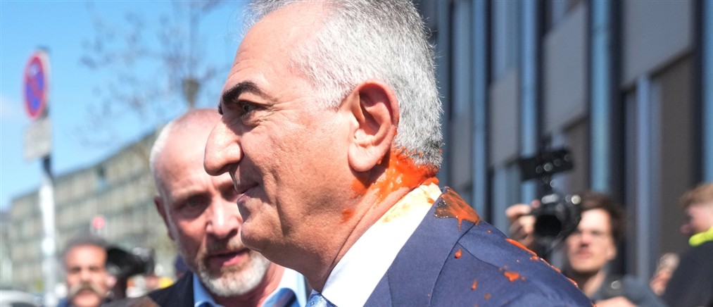 Βερολίνο: Ακτιβιστής επιτέθηκε με κόκκινη ουσία στον εξόριστο πρώην πρίγκιπα διάδοχο του Ιράν, Ρεζά Παχλαβί (βίντεο)