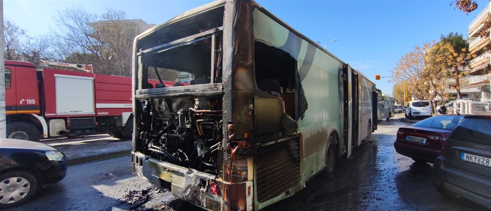 Στις φλόγες τυλίχθηκε αστικό λεωφορείο στη Θεσσαλονίκη (βίντεο)