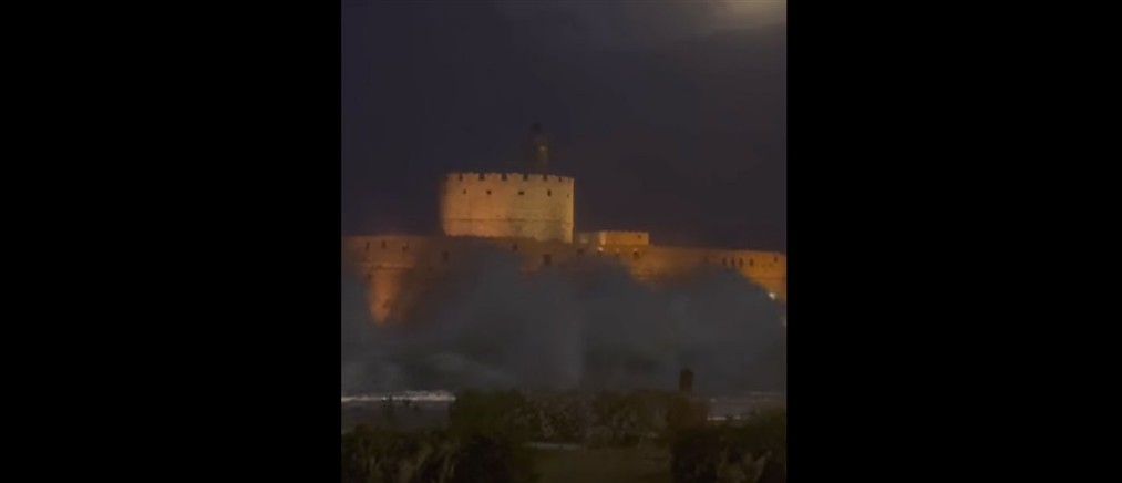 Ρόδος: "Πνίγηκε" το Νότιο Αιγαίο από την κακοκαιρία - Ισχυροί άνεμοι, ακυρώσεις πτήσεων και πτώσεις δέντρων