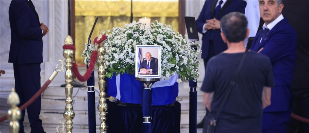 Στην Κόρινθο το τελευταίο αντίο στον Νίκο Ταγαρά - Σε λαϊκό προσκύνημα η σορός του