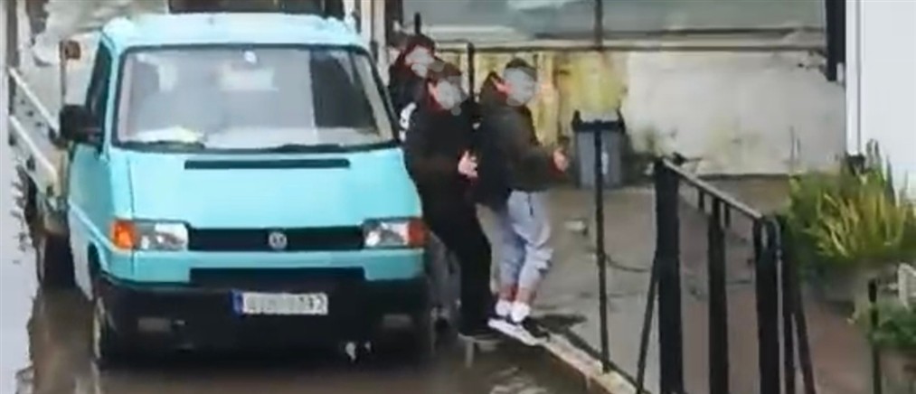 Αιτωλοακαρνανία: "Βυθίστηκε" ξανά το Νεοχώρι - Μαθητές σκαρφάλωσαν σε κάγκελα για να περάσουν το δρόμο (εικόνες)