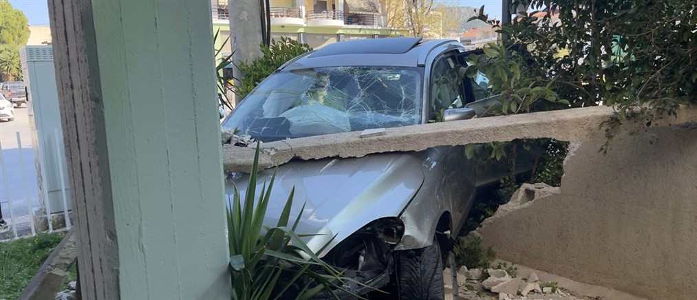 Ναύπλιο: ΙΧ εμβόλισε πολυκατοικία (εικόνες)