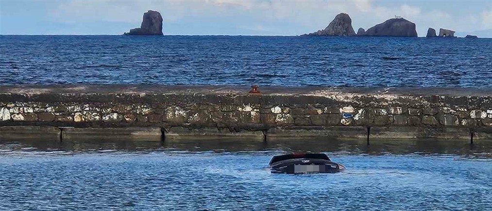 Πάρος: Αυτοκίνητο έπεσε στη θάλασσα και βυθίστηκε (εικόνες)